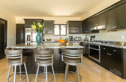 Paraíso Escondido Villa | ¡New 3BR-3.5BA w/ Pool, Terrace, Jacuzzi, Golf Course & Oceanview!