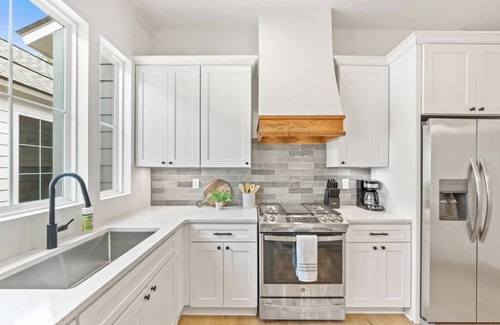 Lafayette Casa | New 3BR - King Bed - Garage - Near Hospital