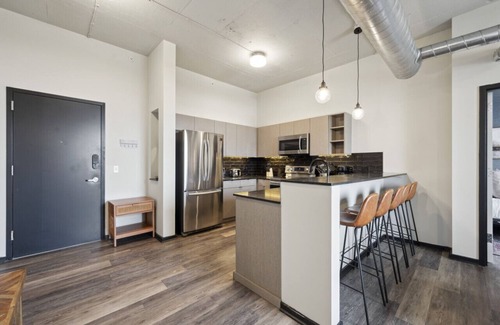 Fairmount Apartamento | New 3BR Serene Manor | Parking Gym & Game Room