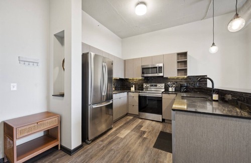 Fairmount Apartamento | New 3BR Serene Manor | Parking Gym & Game Room