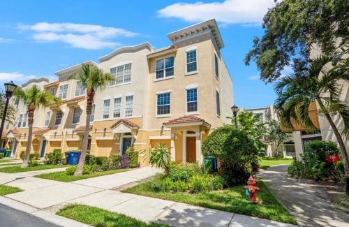 Sun Bay South Apartamento | New 3BR w King Beds, Pool, Modern Elegance