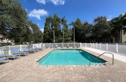 Sun Bay South Apartamento | New 3BR w King Beds, Pool, Modern Elegance