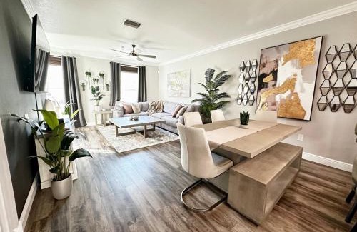 Sun Bay South Apartamento | New 3BR w King Beds, Pool, Modern Elegance
