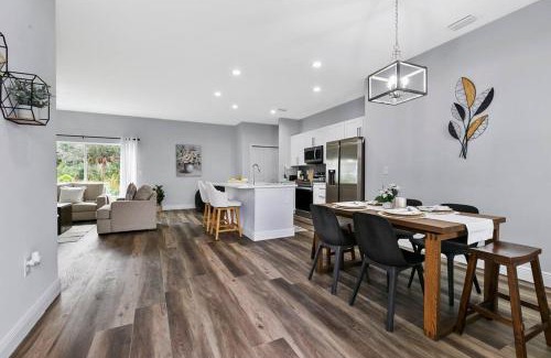 Englewood East Casa | New 4/2 House Near Beach w/King Bed, Backyard