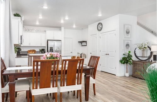 Eagle Casa | New 4-bdrm 2 1/2 bath townhome in Eagle with King Beds Pool WiFi 2 car Garage