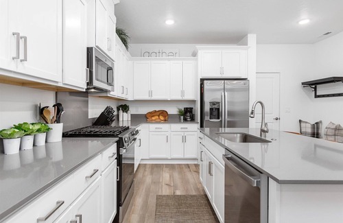 Eagle Casa | New 4-bdrm 2 1/2 bath townhome in Eagle with King Beds Pool WiFi 2 car Garage