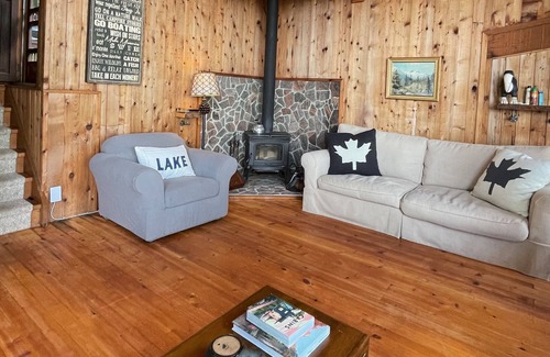 Windermere Cabaña | **NEW** 4 Bed 1 Bath - Lake Front Cottage in Muskoka