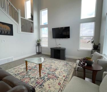 Lehi Casa | NEW 4-bed 4-bath Stylish House with Mountain View and 2 garages