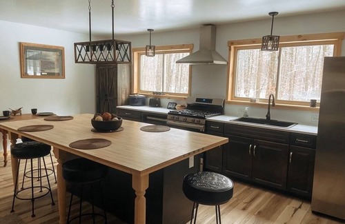 Cleveland Cabina | New 4-bedroom cabin in Cleveland with a Hot tub