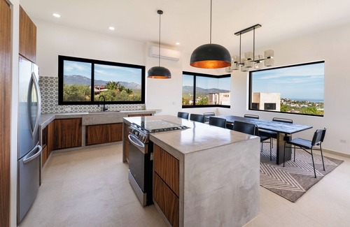 La Ventana Casa | New 4 bedroom home - pool and jacuzzi - 10 minute walk to South Beach