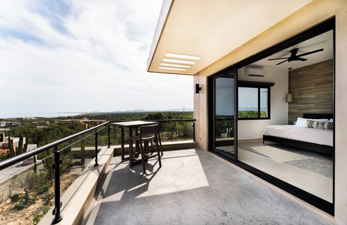 La Ventana Casa | New 4 bedroom home - pool and jacuzzi - 10 minute walk to South Beach