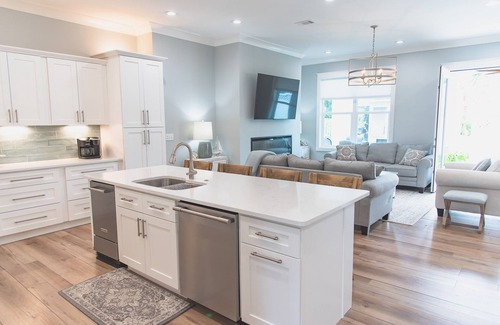 Avalon Beach Estates Casa | NEW-4-Bedroom King Suite Beach Home-Private Deeded Beach with Golf Cart & Bikes