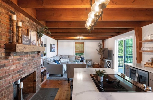 Belmont Casa | NEW! 4-Bedroom Retreat with lake views & HOT TUB!