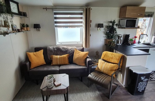 Oostkapelle Chalet De Esquí | New! 4 persons vacation chalet on a family campsite in Oostkapelle.