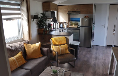 Oostkapelle Chalet De Esquí | New! 4 persons vacation chalet on a family campsite in Oostkapelle.
