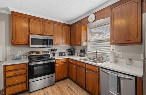 Murfreesboro Casa | NEW, 4 TVs, big backyard! Near MTSU The Pink Key Cottage