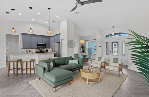 Whitfield Casa | NEW!4B/2BA/Pool/Pickleball/Putting Green/BBALL/ON GOLF COURSE