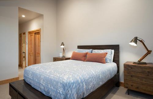Truckee Casa | NEW 4BD Residence in the Signature Home Collection at Old Grenwood!