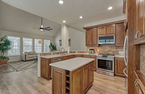 College Park Casa | New! 4BR/Easy Access to all Woodlands amenities