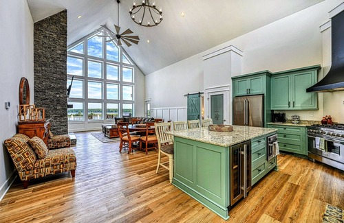 Mineral Casa | NEW 4BR Lakefront Lake Anna, Hot Tub, Boat Dock, Deck, Fire Pit, Views