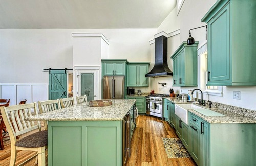 Mineral Casa | NEW 4BR Lakefront Lake Anna, Hot Tub, Boat Dock, Deck, Fire Pit, Views