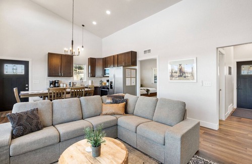 Florissant Casa | NEW 4BR w/ Mountain Views, Hot Tub, Sauna, Arcade