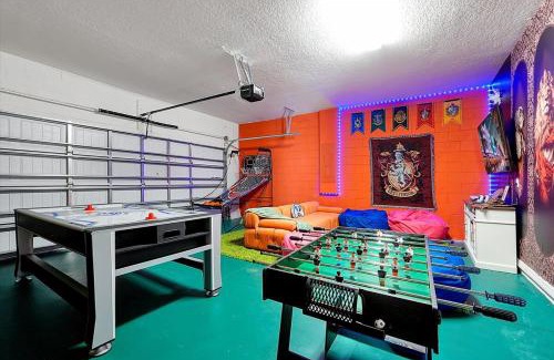 Loughman Casa | NEW 5 bed 4 bath, 20 Guests Resort Near Disney W PS5,BBQ, Pool