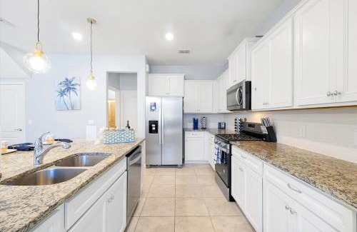 Loughman Casa | NEW 5 bed 4 bath, 20 Guests Resort Near Disney W PS5,BBQ, Pool