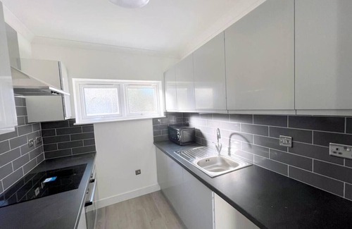 Addiscombe Casa | New 5-Bed & 4 bathroom House in Croydon