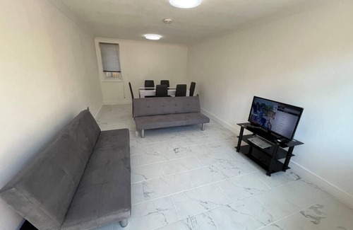 Addiscombe Casa | New 5-Bed & 4 bathroom House in Croydon