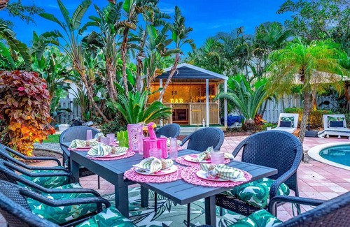 Central Corals Casa | NEW! 5 BED/5 MIN TO BEACH/HTD POOL/HOT TUB/BAR