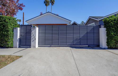 Valley Glen Casa | New 5 bed w/hot tub close to Universal sleeps 12
