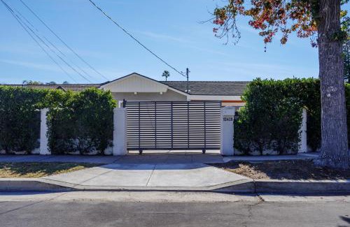 Valley Glen Casa | New 5 bed w/hot tub close to Universal sleeps 12