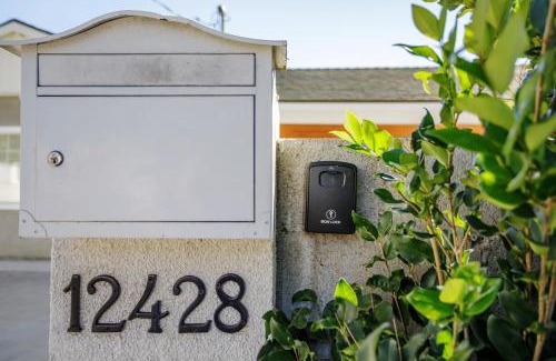 Valley Glen Casa | New 5 bed w/hot tub close to Universal sleeps 12