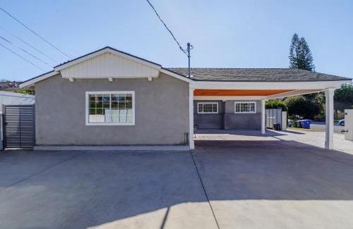 Valley Glen Casa | New 5 bed w/hot tub close to Universal sleeps 12