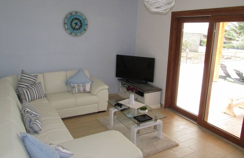 Sorso Villa | Nueva villa de 5 dormitorios en un jardín de un acre, tenis, piscina climatizada y vistas al mar