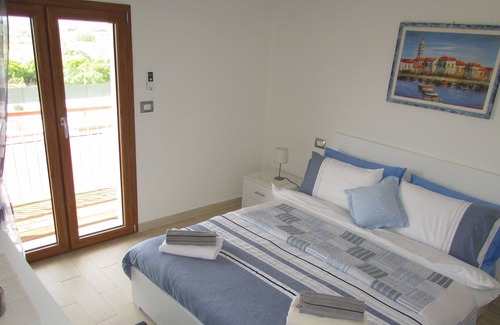Sorso Villa | Nueva villa de 5 dormitorios en un jardín de un acre, tenis, piscina climatizada y vistas al mar