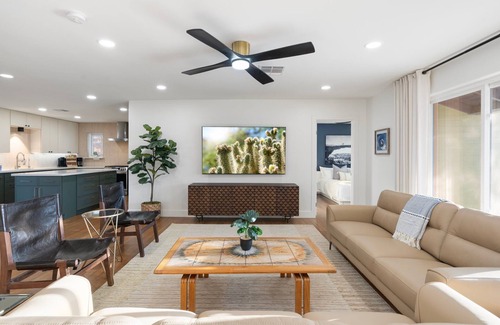 Cox Heights Casa | NEW 5 min to Old Town, Pool & Spa, 2 King Suites