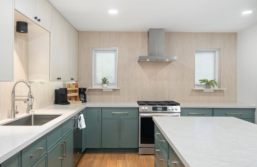 Cox Heights Casa | NEW 5 min to Old Town, Pool & Spa, 2 King Suites