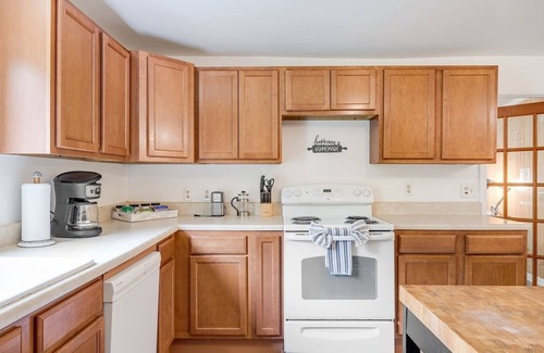 Kenilworth Casa | *New!* 5 mins to Biltmore & Asheville + Mtn Views!