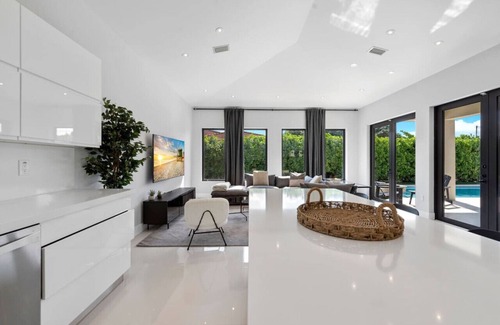 Fontainebleau Villa | New 5BR Villa with Pool and Jacuzzi sleeps 10