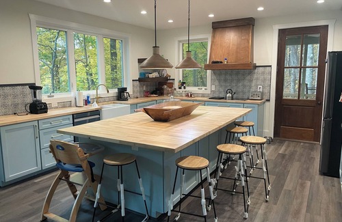 Black Mountain Casa | New 6-bedroom house in quiet Montreat with fitness , AC, WiFi “The Grateful Den”