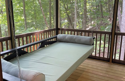 Black Mountain Casa | New 6-bedroom house in quiet Montreat with fitness , AC, WiFi “The Grateful Den”