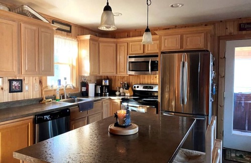 Wilmington Casa | New- 6B/3B with Hot Tub. Minutes from Lake & Town