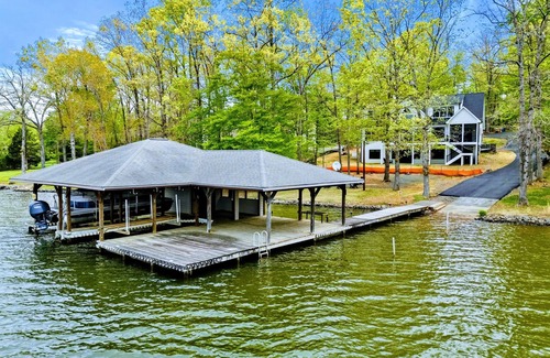 Livingston Casa | NEW 6BR Lakefront Lake Anna 5 Suites, Dock, Hot Tub