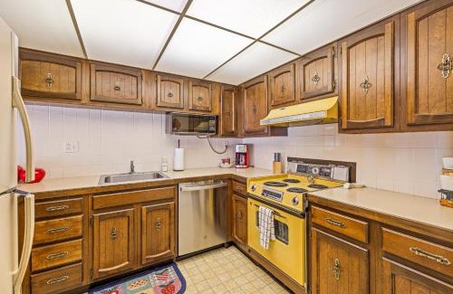 McCall Casa | New* 70s Lakefront condo - dock - pool - beach -