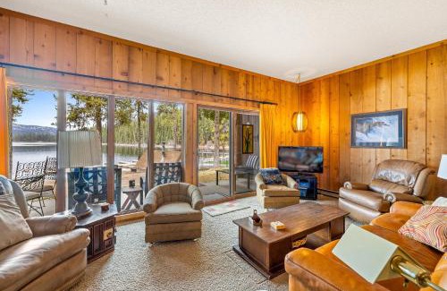 McCall Casa | New* 70s Lakefront condo - dock - pool - beach -