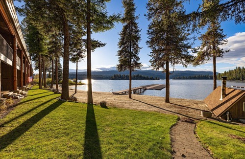 McCall Casa | New* 70s Lakefront condo in Tamarack Bay with dock, pool, beach