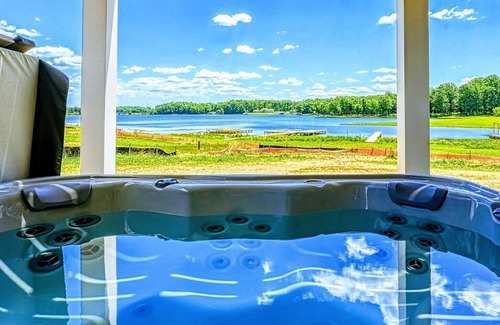 Mineral Casa | NEW 7BR Lakefront Lake Anna, Boat Dock, & Hot Tub