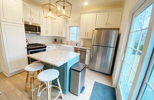 South Haven Cabaña | New: a relaxing getaway with hot tub, fire pit, yard. Near beach and Kids Corner